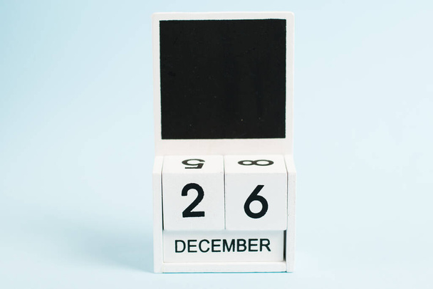 Boxing Day, calendrier en bois avec date 26 décembre sur fond bleu avec espace de copie. Le concept de préparation à la célébration de Noël et du Nouvel An et les plans pour l'avenir - Photo, image