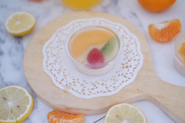  Fruchtgelee mit Orangensaft, Zitrone und Kiwi auf dem Tisch - Foto, Bild