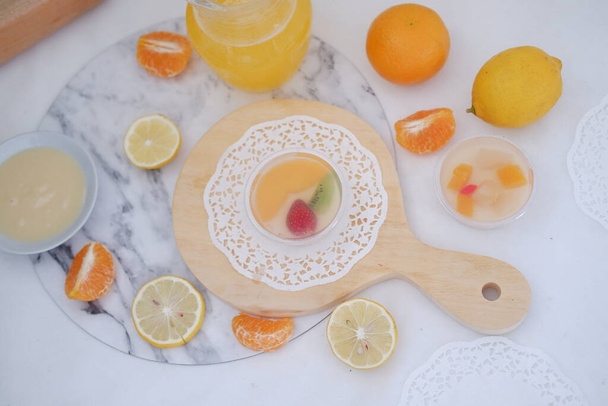 Meyve jölesi, portakal suyu, limon ve kivi. - Fotoğraf, Görsel