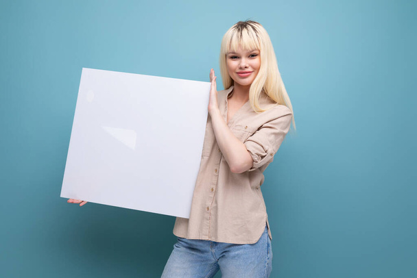 portrait de femme blondinette surprise avec paquet de placard en papier. - Photo, image