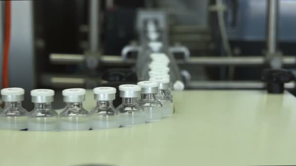 Μπουκάλια με ναρκωτικά στη γραμμή μεταφοράς στο φαρμακευτικό εργοστάσιο - Πλάνα, βίντεο