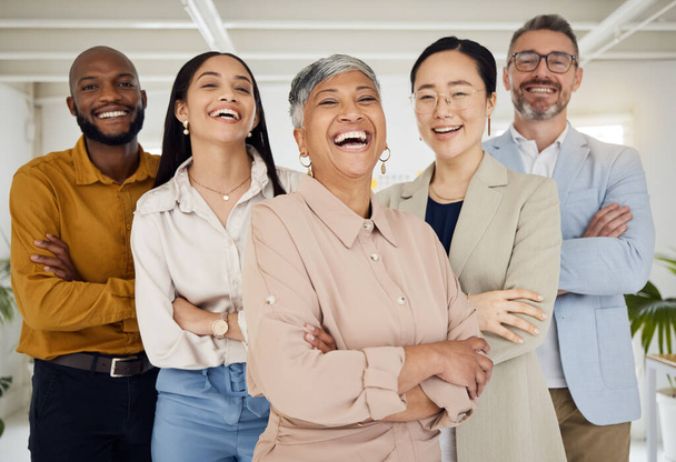 Üzletemberek, nevetés és fegyverek keresztezték portré egy irodában sokszínűség és a vezető női vezérigazgató. Vállalat, menedzsment csapat és vicces vicc a szakmai vezetés és a kreatív ügynökség csoport. - Fotó, kép