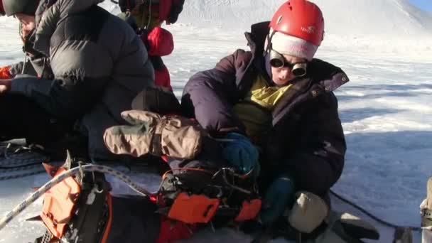 Ορειβάτες πάνω σ ' έναν παγετώνα, πριν από την αναρρίχηση - Πλάνα, βίντεο