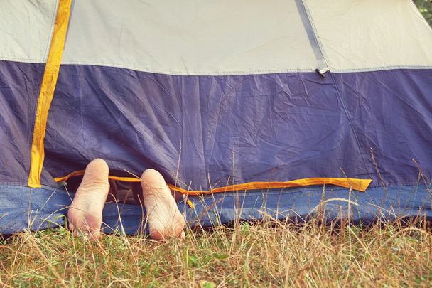 Relaksująca człowieka w namiocie - Zdjęcie, obraz