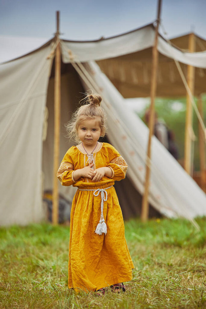 Okouzlující dítě ve vyšívaných šatech na festivalu Viking v Dánsku. - Fotografie, Obrázek