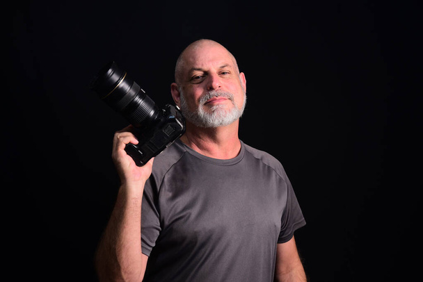 fotograaf portret van de mens met fotocamera opname van beelden klikken - Foto, afbeelding