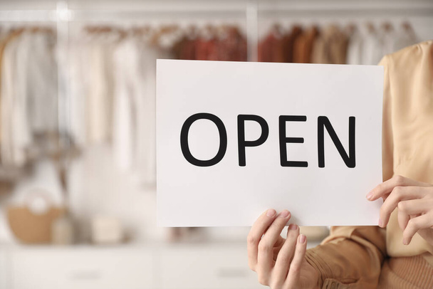 vendedor feminino com sinal de abertura em boutique, close-up - Foto, Imagem