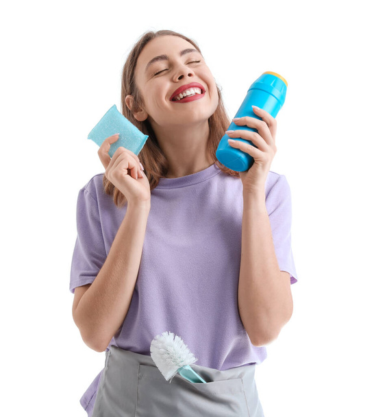 Młoda kobieta z butelką detergentu i gąbką do czyszczenia na białym tle - Zdjęcie, obraz
