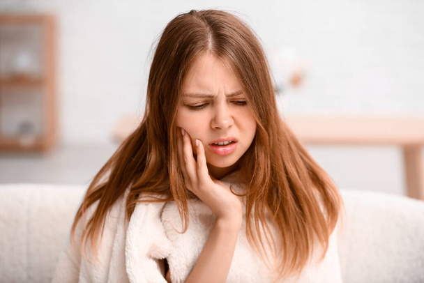 Młoda kobieta cierpi na ból zęba w domu - Zdjęcie, obraz