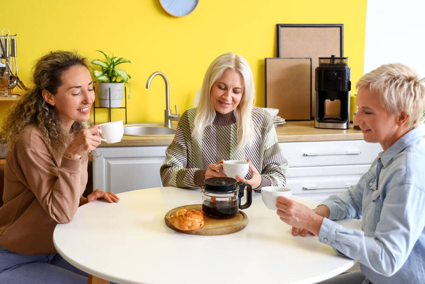 Kypsät naiset juovat kahvia keittiössä - Valokuva, kuva