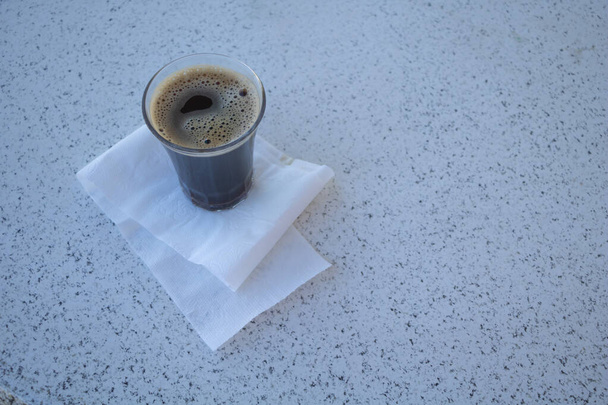Xícara de café com guardanapo no fundo da mesa de mármore branco. - Foto, Imagem