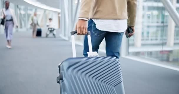 Seyahat etmek, tatil yapmak ya da havayolu lobisinde tatil yapmak için havaalanında valizlerin üzerinde yürümek. Bavul, uçuş terminali, göç yolculuğu ya da uluslararası uçak seyahati. - Video, Çekim