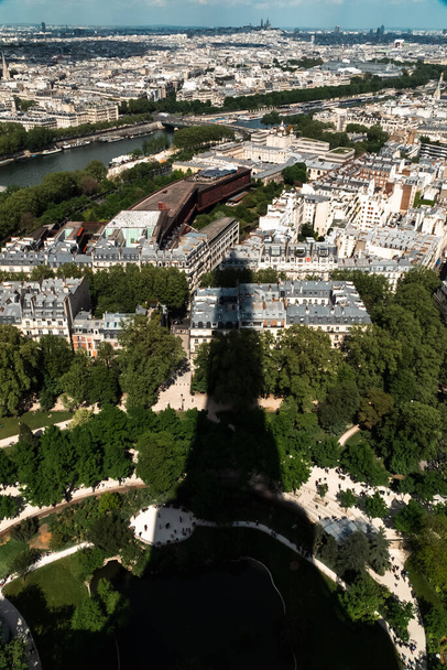Панорамный Париж с Эйфелевой башни и видом на реку Сена. Париж, Франция.  - Фото, изображение