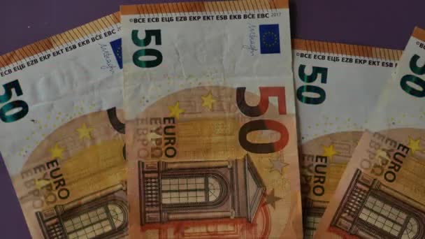 50 eurobankovek v blikajícím červeném a modrém světle.Euro měnová inflace se zeměmi Evropské unie. Euro měnový kurz v Evropě. Záběry 4k - Záběry, video