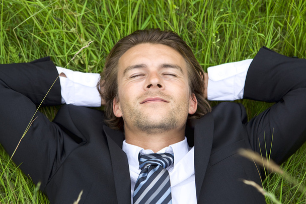 Хорошо одетый молодой бизнесмен отдыхает
 - Фото, изображение