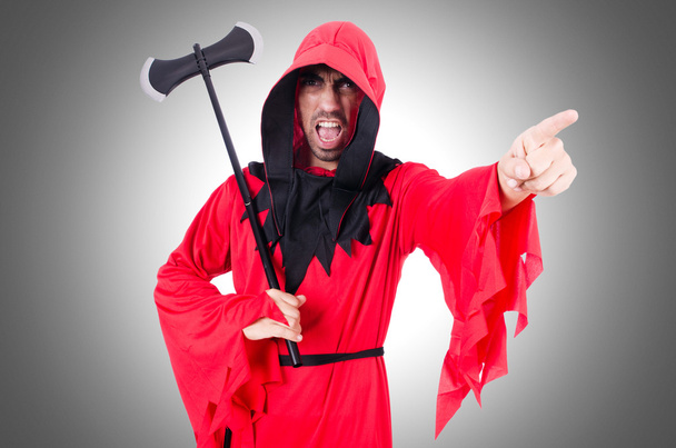 Executor em traje vermelho com machado
 - Foto, Imagem