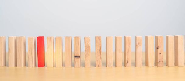 テーブルの上のレッドドミノの木製ブロック. ビジネスプランニング,リスク管理,ソリューション,リーダー,戦略,異なる人材,ユニークなコンセプト - 写真・画像