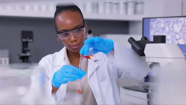 Medisch, wetenschapper en flesjes met zwarte vrouw, onderzoek en chemie experiment in een laboratorium. Gezondheidszorg, vloeibaar en wetenschapper met data-analyse en deskundige testen monster, studie en bacteriën. - Video