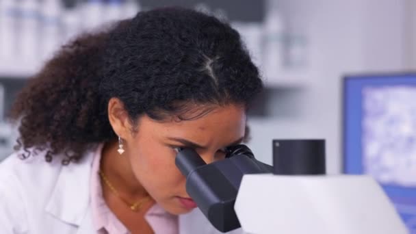 顕微鏡,研究,科学者は,生物学のための化学実験またはバクテリア試験をテストするために研究室で分析を行っています. 医学,サンプルおよび若い専門の技術者は薬の治療を発見します. - 映像、動画