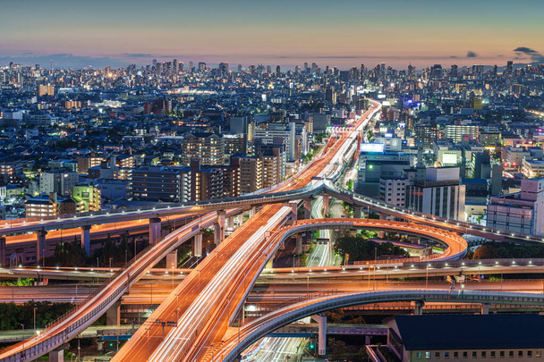 East Osaka, Japan met knooppunten en snelwegen in de schemering. - Foto, afbeelding