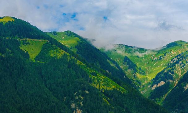 вершина гірських пагорбів в хмарах, туманності, природі, пейзажі - Фото, зображення