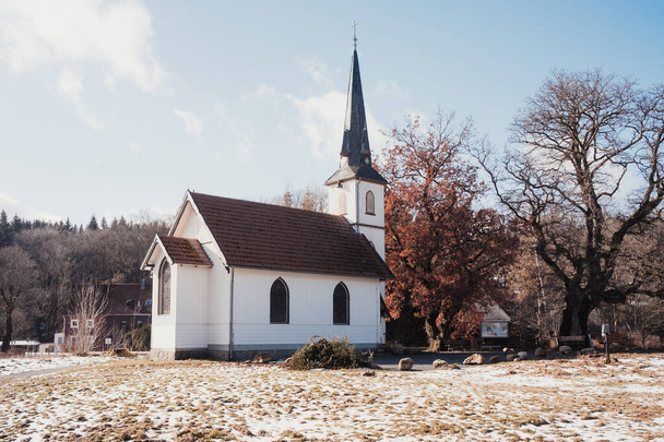 Stary drewniany kościół z drzewem na wsi - Zdjęcie, obraz