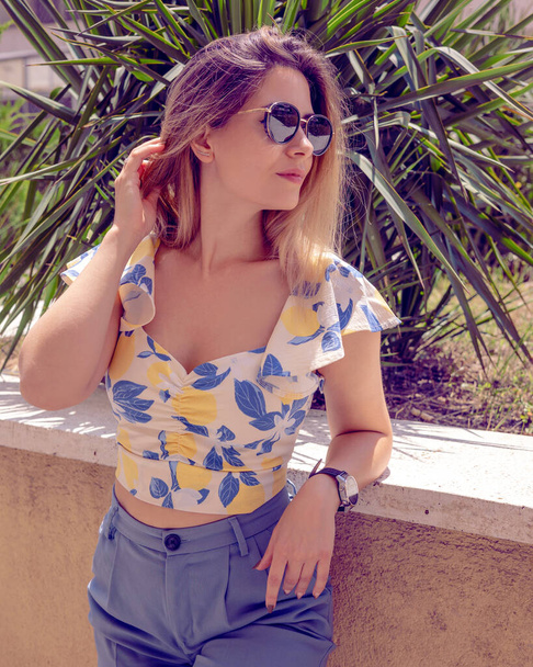 žena se slunečními brýlemi na sobě módní letní oblečení venku - Fotografie, Obrázek