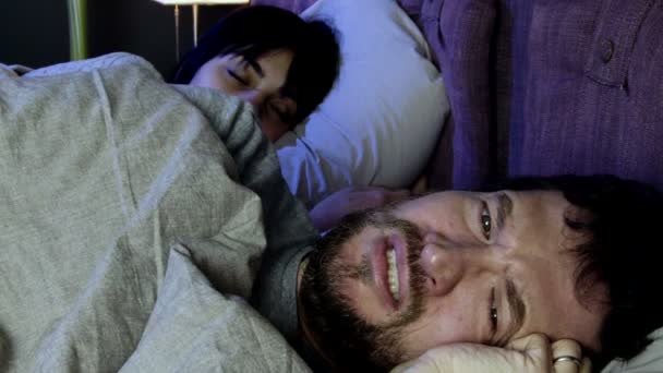 Człowiek płacze w łóżku ze snu dziewczyna - Materiał filmowy, wideo