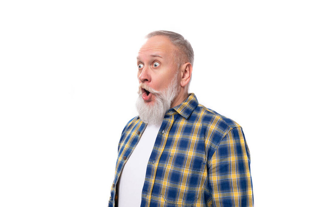 schöner älterer, grauhaariger Rentner mit Schnurrbart und Bart im Hemd. - Foto, Bild