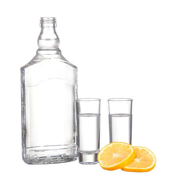 tyhjä etiketti vodka lasi ja sitruuna valkoisella taustalla
 - Valokuva, kuva