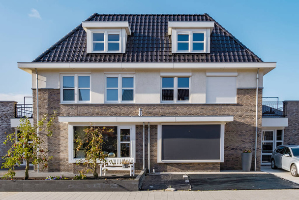 Ολλανδική Προαστιακή περιοχή με σύγχρονες οικογενειακές κατοικίες, νεόδμητες σύγχρονες οικογενειακές κατοικίες στην Ολλανδία, οικογενειακές κατοικίες στην Ολλανδία, Σειρά σύγχρονων κατοικιών σε μια φιλική προς την οικογένεια προαστιακή γειτονιά  - Φωτογραφία, εικόνα