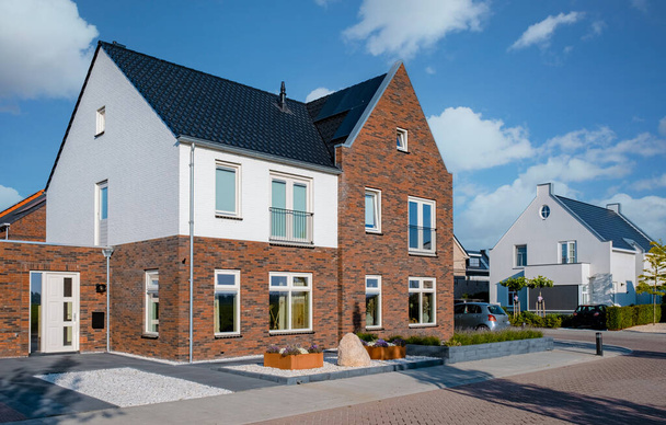 Zone de banlieue néerlandaise avec maisons familiales modernes, maisons familiales modernes nouvellement construites aux Pays-Bas, maison familiale néerlandaise aux Pays-Bas, rangée de maisons modernes dans un quartier contemporain  - Photo, image