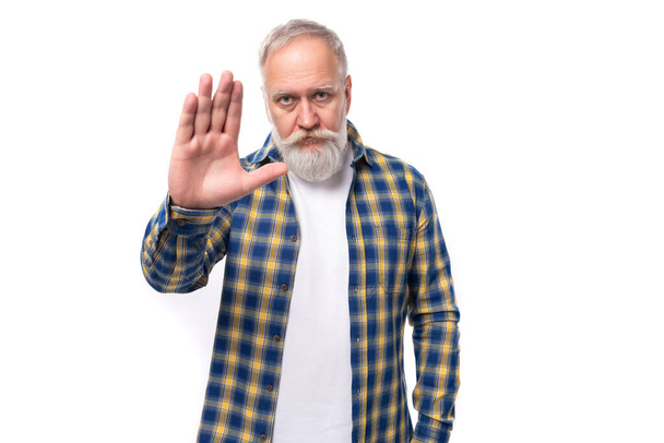lindo hombre maduro de pelo gris con una barba en una camisa agitando sus manos sobre un fondo blanco. - Foto, imagen