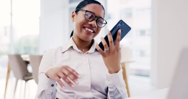 Телефонний дзвінок, ноутбук і дружня бізнес-леді на роботі в її офісі для мереж або спілкування. Технології, контакти і посмішка з щасливим молодим співробітником розмовляють на її мобільний для планування. - Кадри, відео