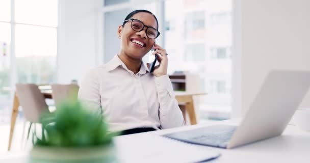 Telefoongesprek, laptop en praten met een zakenvrouw op het werk in haar kantoor voor netwerken of communicatie. Technologie, gesprek en een gelukkig jong werknemer chatten op haar mobiel voor de planning. - Video