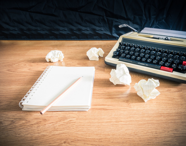 Винтажная пишущая машинка и чистый блокнот бумаги
 - Фото, изображение