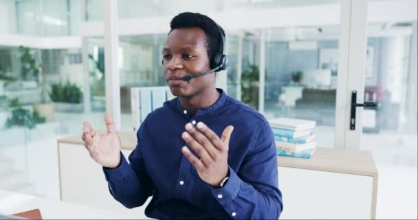 Centre d'appels, homme noir parler et le soutien au service à la clientèle pour nous contacter au bureau. Professionnel africain, agent de télémarketing et de vente en communication, conseil et conseils techniques au centre d'assistance - Séquence, vidéo
