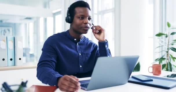 Επιχειρηματίας, τηλεφωνικό κέντρο και μιλώντας στο laptop σε υποστήριξη, επενδυτική λύση και πωλήσεις ή δανειακές υπηρεσίες. Επαγγελματίας σύμβουλος, πράκτορας ή οικονομικός σύμβουλος που μιλάει στον υπολογιστή για συχνές ερωτήσεις ή βοηθά. - Πλάνα, βίντεο