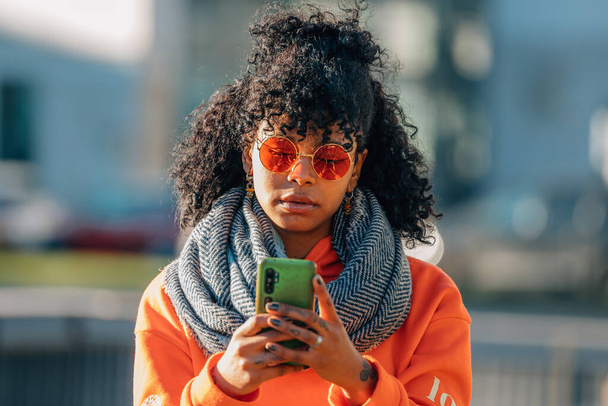 afro americano ragazza in strada con cellulare - Foto, immagini