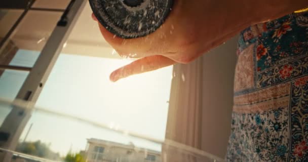 Detailní záběr solí z nakládané mísy. Zpomalené video ženské ruky, která při vaření doma v kuchyni kroutí konvicí. Vysoce kvalitní 4K záběry - Záběry, video