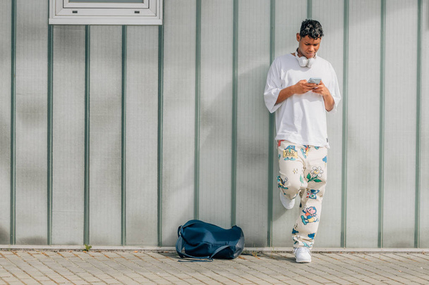 jeune latino homme avec téléphone portable dans la rue - Photo, image