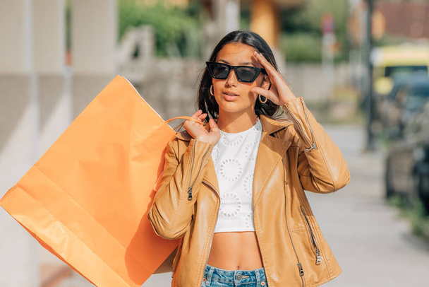 brunetky latinky dívka na ulici s nákupy a nákupní tašky - Fotografie, Obrázek