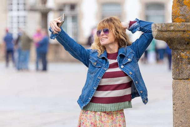 viajar de meia-idade mulher adulta fazendo selfie com telefone móvel - Foto, Imagem
