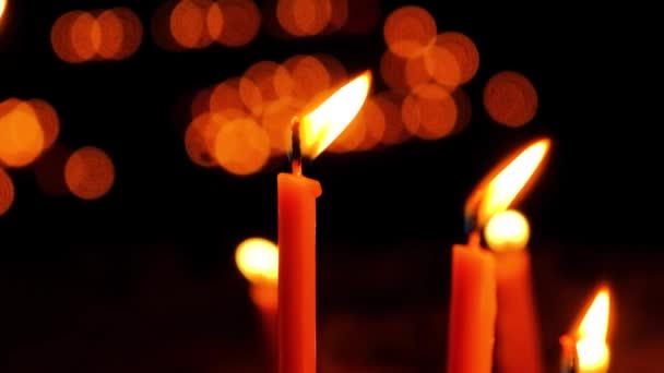 Dużo płonących świec w świątyni w ciemności. Koncepcja religii, modlitwy i Boga - Materiał filmowy, wideo