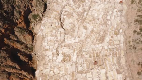 Historyczna kopalnia soli w Maras. Sól jest pozyskiwana zarówno tutaj, jak i podczas Inków. Lokalizacja w pobliżu Tarabamba, Peru. - Materiał filmowy, wideo