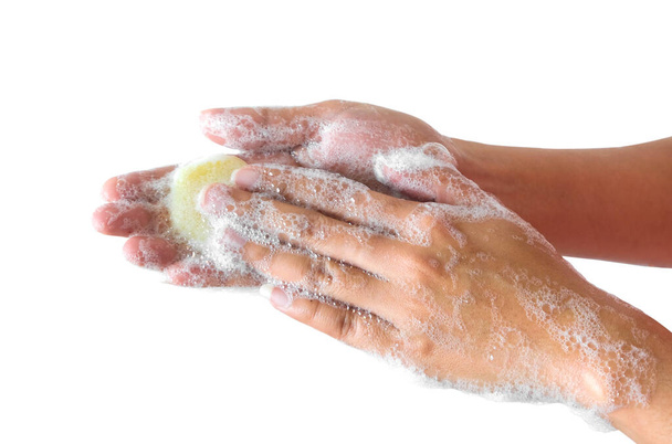 Las manos de las mujeres hermosas se lavan las manos con espuma para lavar la piel y el agua fluye a través de las manos, protegiendo contra gérmenes y virus en las manos. sobre un fondo blanco Salud y belleza - Foto, Imagen