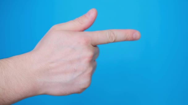Un hombre hace un gesto hacia arriba pulgares en una pantalla azul. El concepto de usar una tableta, teléfono inteligente, pantalla táctil. - Metraje, vídeo