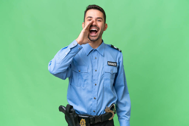 Nuori poliisi valkoihoinen mies yli eristetty tausta huutaa suu auki - Valokuva, kuva
