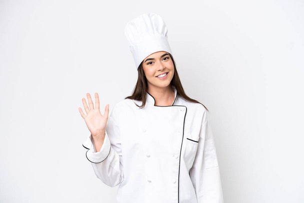 Joven chef brasileña aislada sobre fondo blanco contando cinco con dedos - Foto, Imagen