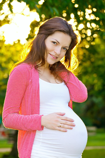 Outdoor portrait of beautiful pregnant woman - Fotoğraf, Görsel